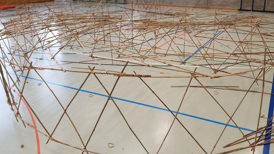 Bis zu 2'500 Bambusstäbe (90 cm) und Gummibänder laden zum Konstruieren von geometrischen Körpern, Pyramiden, Türmen und Brücken ein.