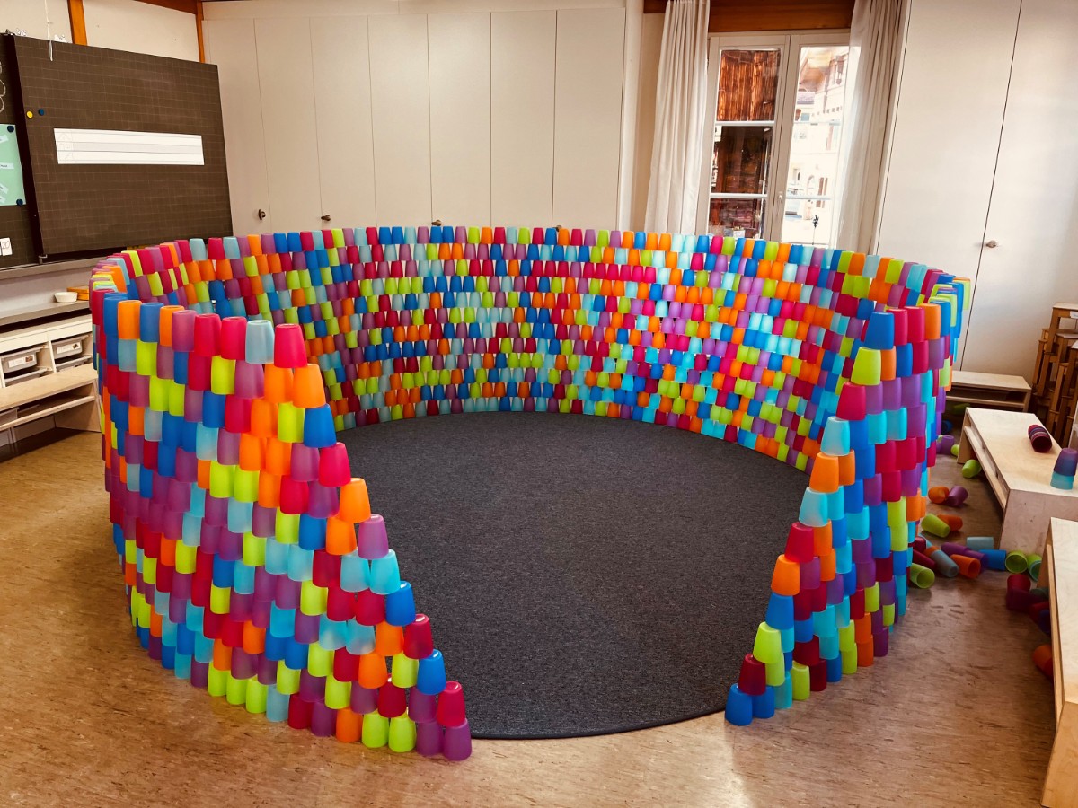 Hunderte von farbigen Bechern für kreatives Bauen.