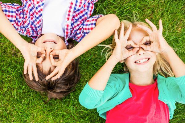 Glückliche Kinder im Gras.jpg