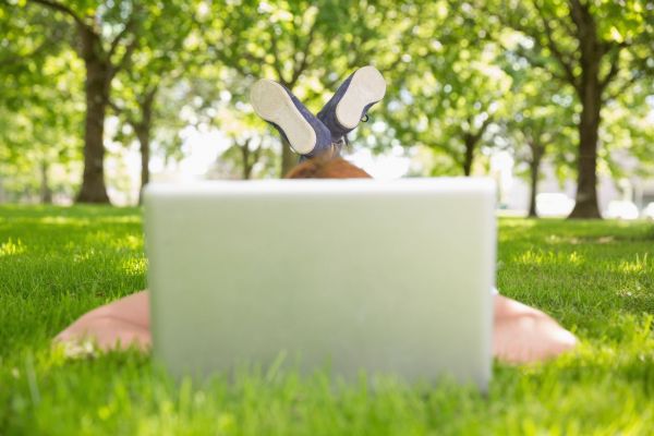 Glückswebinar, Labtop im Grünen.jpg