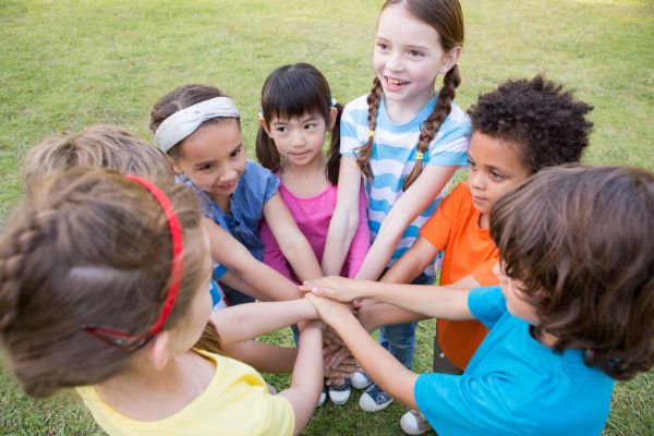 kleine-kinder-die-hande-zusammenfugen.jpg